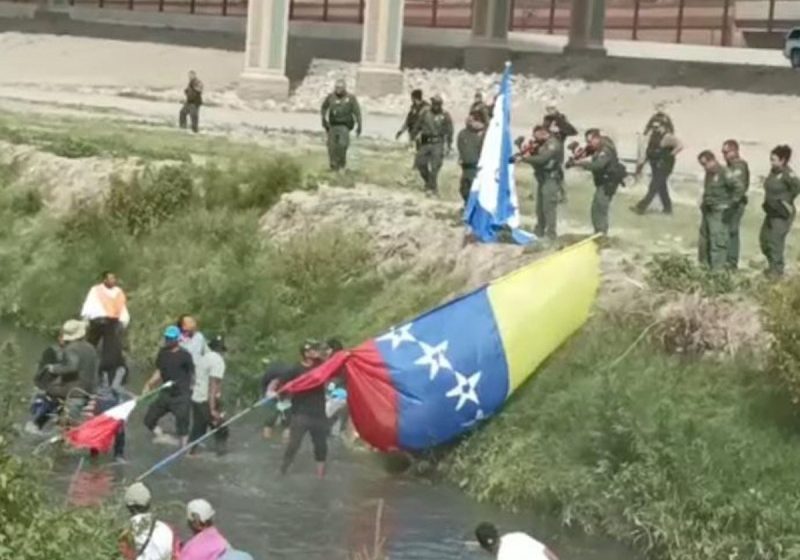 Patrulla Fronteriza estadounidense dispara balas de goma a venezolanos en Río Bravo