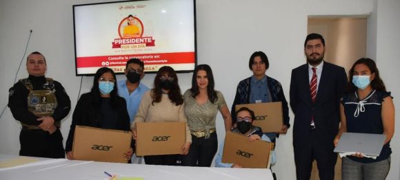 Norma Layón premia a los ganadores de “Presidente por un día”