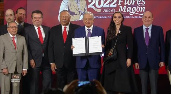 AMLO firma acuerdo con empresarios para fortalecer Plan Antiinflacionario