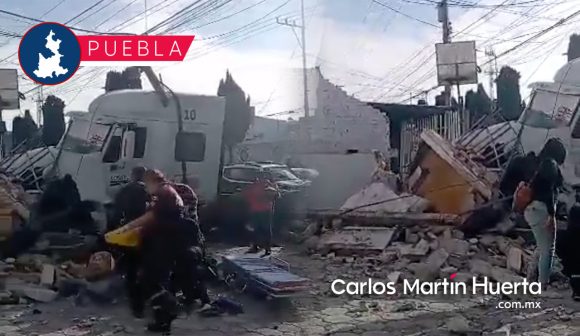 Pareja salva la vida tras choque de tráiler en bulevar Xonacatepec