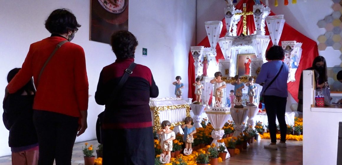 Con altar monumental, Turismo rinde homenaje a artesana de Hueyapan