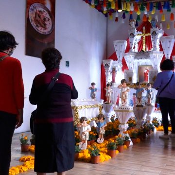 Con altar monumental, Turismo rinde homenaje a artesana de Hueyapan