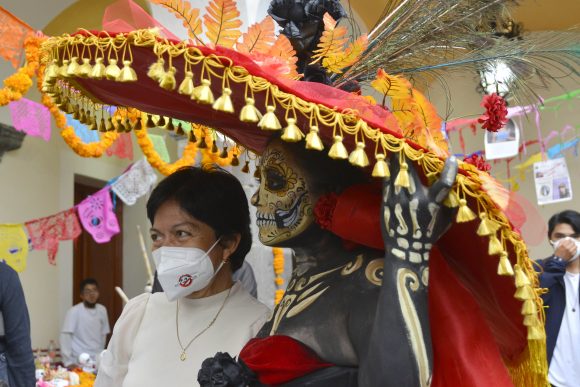 C Ofrendas Recorre la Rectora Lilia Cedillo ofrendas del Carolino