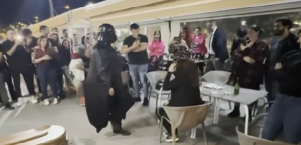 Salió de un ataúd disfrazado de Darth Vader para pedirle matrimonio
