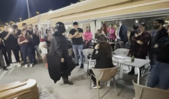 Salió de un ataúd disfrazado de Darth Vader para pedirle matrimonio