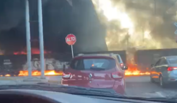 Tren choca con pipa que intentó ganarle el paso en Aguascalientes