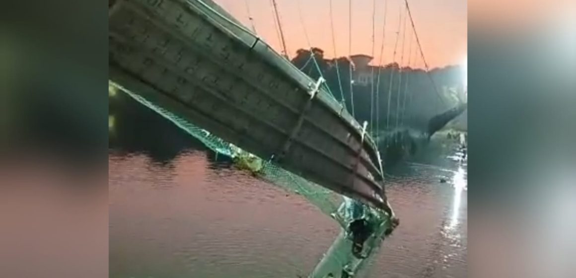 Colapso de puente colgante en la India deja al menos 60 muertos