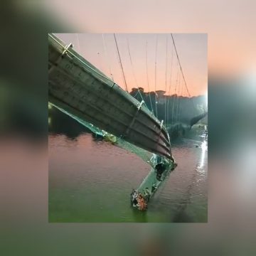 Colapso de puente colgante en la India deja al menos 60 muertos