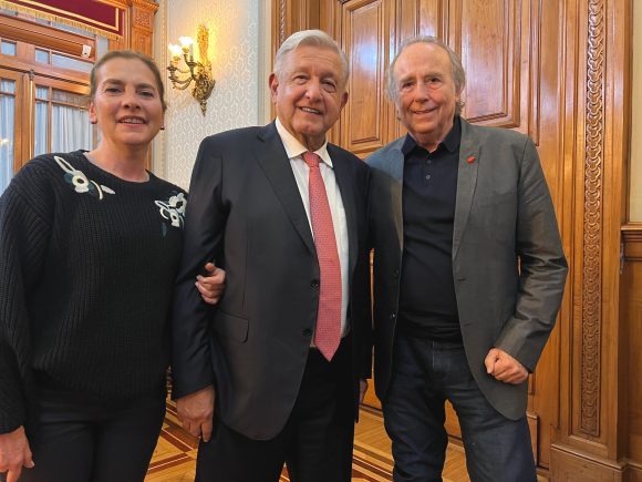 AMLO recibe a Joan Manuel Serrat en Palacio Nacional