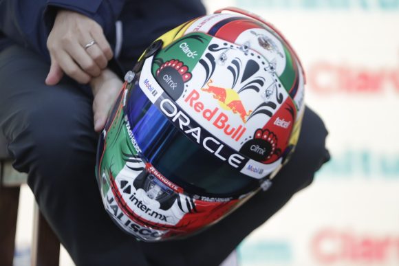 Presenta ‘Checo’ Pérez edición especial de su casco