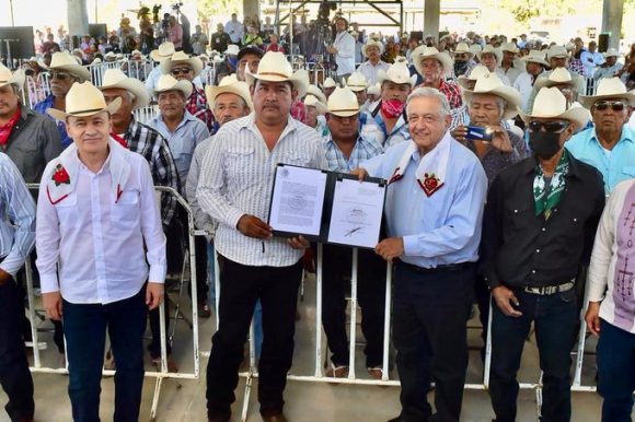 FgRJAPVWQAA6scv AMLO firma decreto para restitución de tierras a pueblos yaquis
