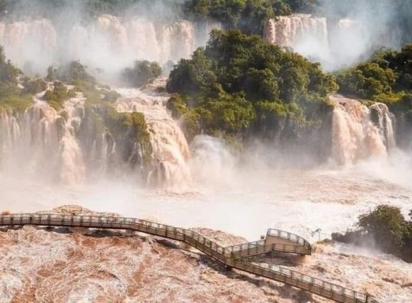Cierran acceso a las Cataratas del Iguazú por sorprendente crecida de ríos