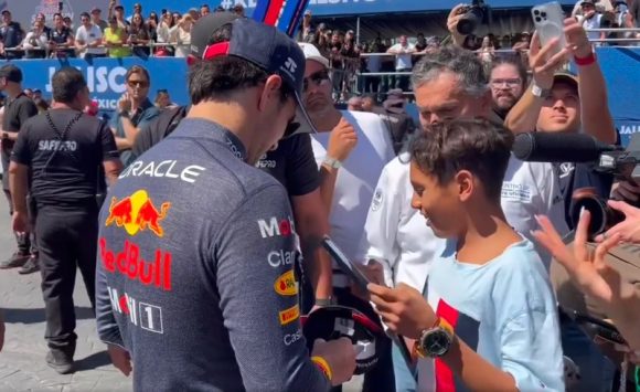 ‘Checo’ Pérez cumple sueño de un niño en Guadalajara