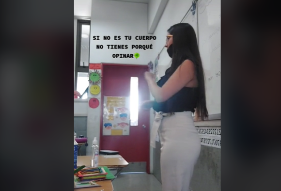 “Si no es tu cuerpo no tienes por qué opinar”; canción que una profesora enseña a sus alumnos