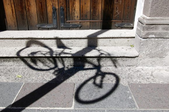 Niño cae de bicicleta y muere arrollado por tráiler en Cholula