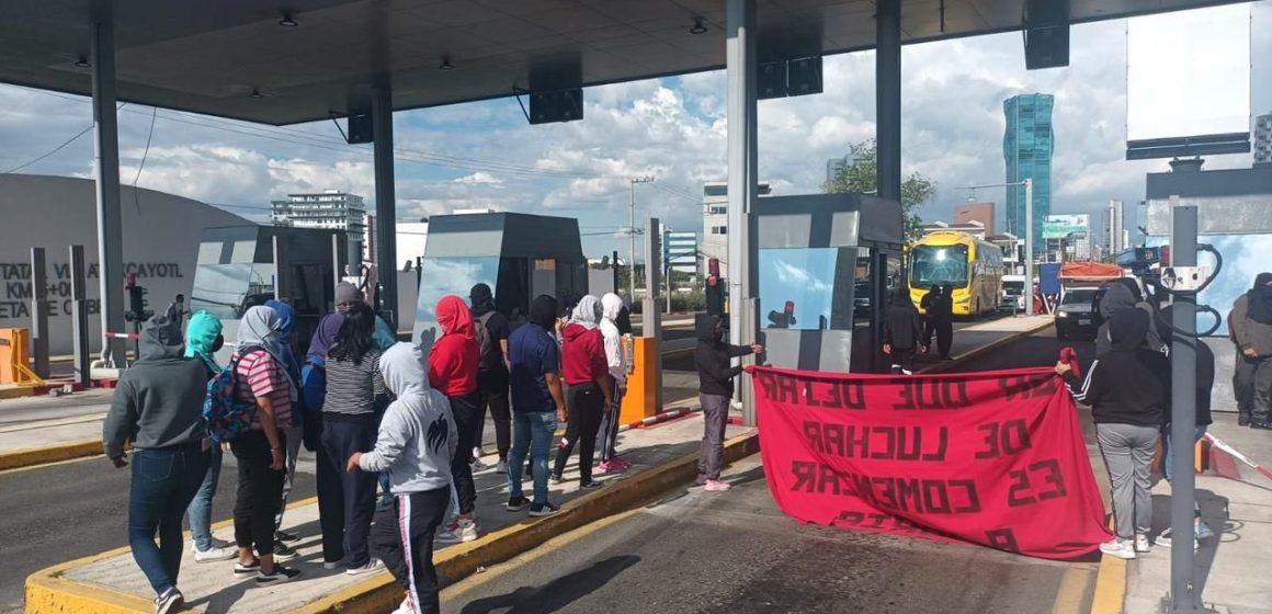 Normalistas de Ayotzinapa “botearon” en la caseta de Atlixcáyotl