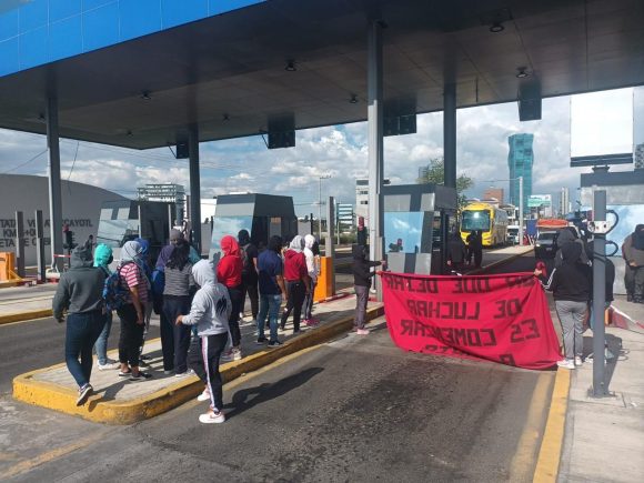 Normalistas de Ayotzinapa “botearon” en la caseta de Atlixcáyotl