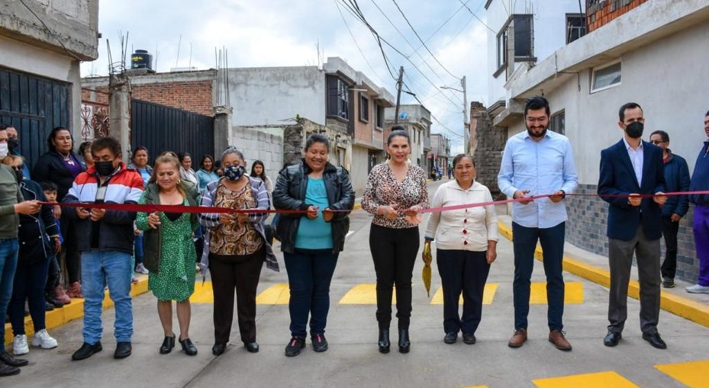 Entregan calles en Santa Catarina Hueyatzacoalco, Texmelucan