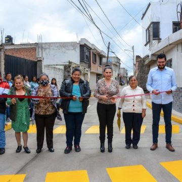 Entregan calles en Santa Catarina Hueyatzacoalco, Texmelucan