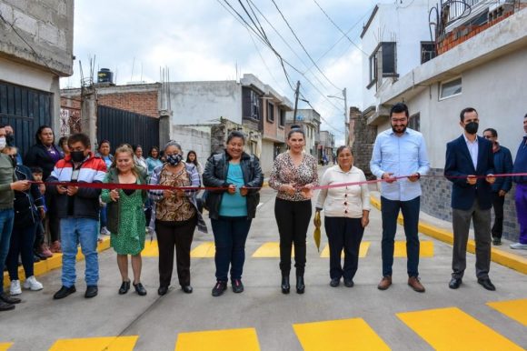 ee9e5f6f-1e29-41f1-af32-1002293439be Entregan calles en Santa Catarina Hueyatzacoalco, Texmelucan