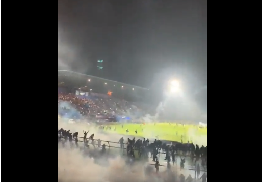 Tragedia en un partido de fútbol; mueren 127 personas