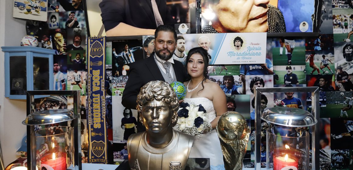 Celebran primera boda en iglesia de Maradona en Puebla