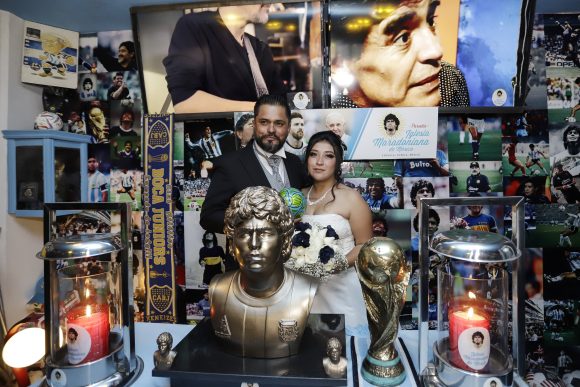 Celebran primera boda en iglesia de Maradona en Puebla