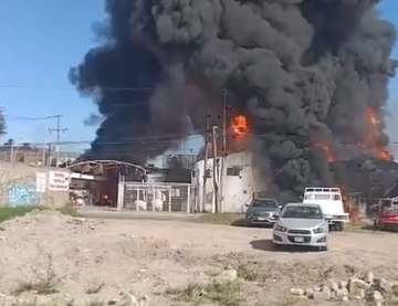 Incendio consume fábrica en Tlaquepaque