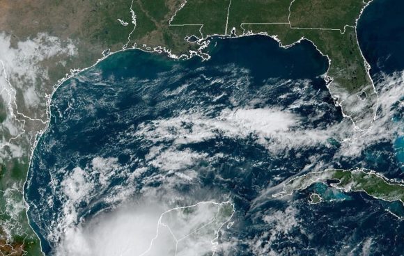 La tormenta Karl se acerca al sur de México con amenaza de fuertes lluvias Karl se debilita a ciclón, continuarán las lluvias