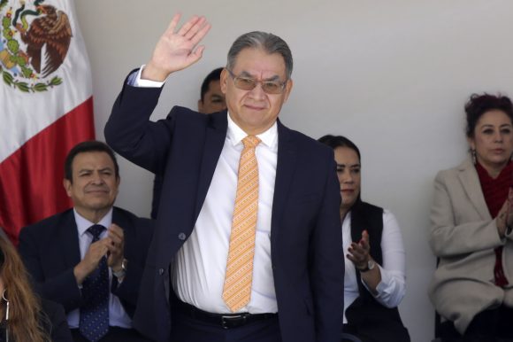 Melitón Lozano no pudo con el “doble juego”; ser secretario y aspirante a candidato