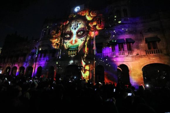 Vídeo mapping en Palacio Municipal de muertos por temporada de muertos