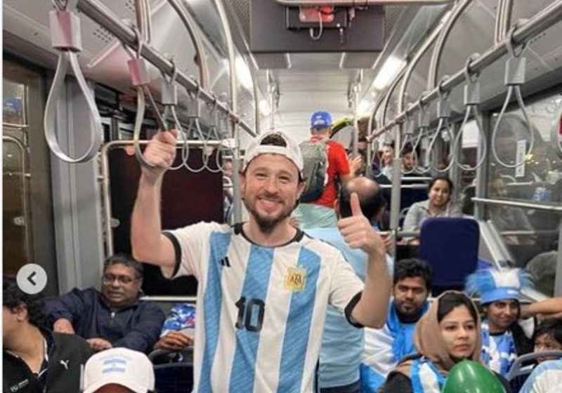 Luisitio Comunica luce playera de Argentina tras la derrota de México