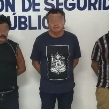 Policías Estatal y municipal detienen a tres presuntos narcomenudistas en Tehuacán