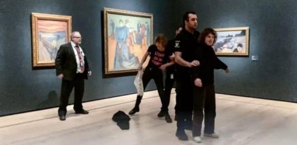 Activistas tratan de adherirse a “El grito” de Munch en Oslo