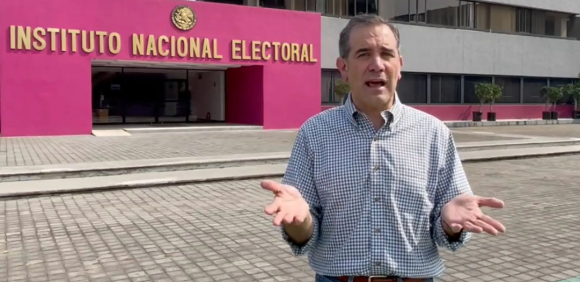 Lorenzo Córdova niega que esté fuera de México