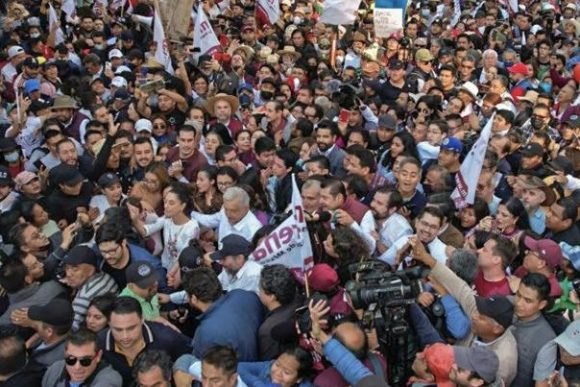 AMLO encabeza marcha rumbo al zócalo
