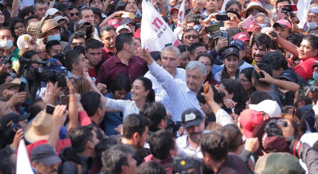 AMLO arriba al zócalo tras cinco horas de marcha