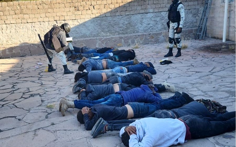 Detienen a 16 presuntos delincuentes tras enfrentamiento en Zacatecas