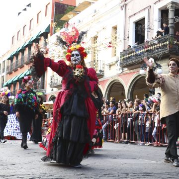 Disfrutan miles de familias y turistas “Desfile de Catrinas” del gobierno estatal