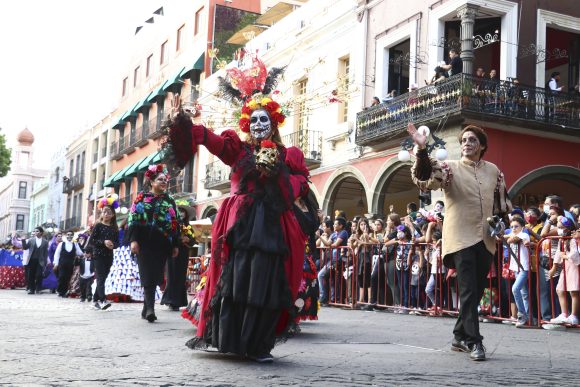 Disfrutan miles de familias y turistas “Desfile de Catrinas” del gobierno estatal