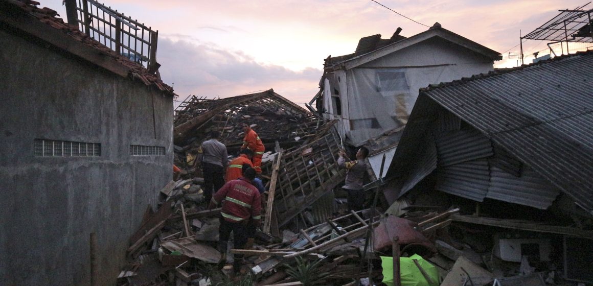 Sismo de 5.6 deja 162 muertos en Indonesia