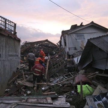 Sismo de 5.6 deja 162 muertos en Indonesia