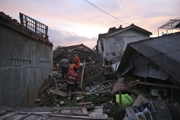 Sismo de 5.6 deja 162 muertos en Indonesia