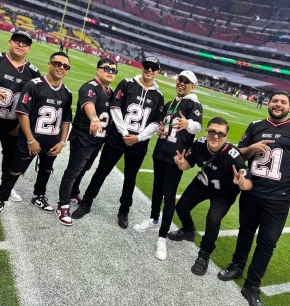 Así los memes de la presentación del Grupo Firme en el partido de la NFL