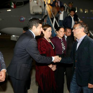 Llega a México Gustavo Petro, presidente de Colombia
