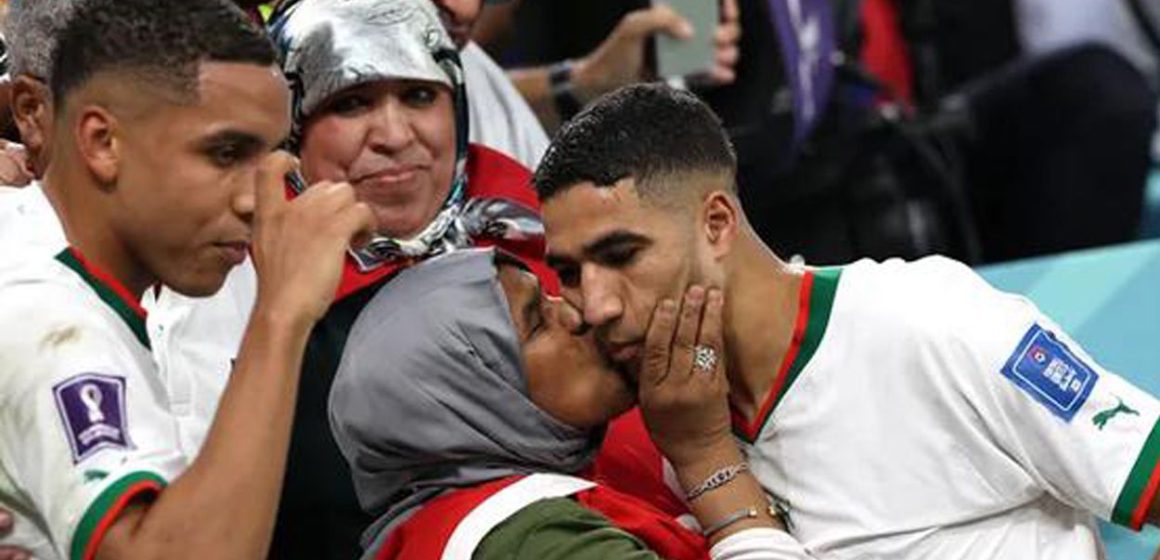 El mejor festejo del mundial; Hakimi y su madre tras el triunfo de Marruecos