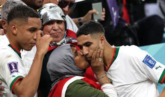 El mejor festejo del mundial; Hakimi y su madre tras el triunfo de Marruecos