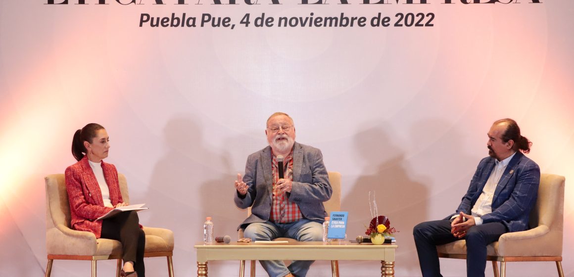 Asiste Miguel Barbosa a conferencia magistral de Fernando Savater