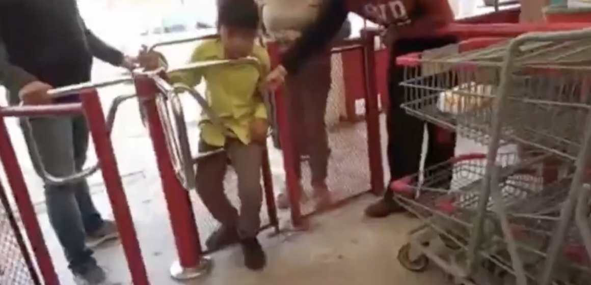 Travieso se atora en torniquete de tienda