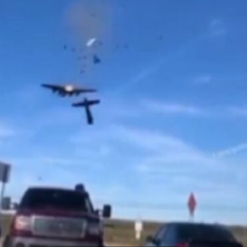 Aviones militares chocan en el aire durante exhibición en Dallas